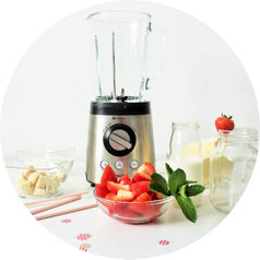 Bild: Gesunder Smoothie-Milkshake mit Erdbeeren, Bananen und Joghurt – mit diesem Rezept ganz einfach leckere Shakes für die Party und jeden Anlass zum feiern mixen // gefunden auf dem DIY-, Kreativ- und Foodblog www.partystories.de // #Erdbeerrezept