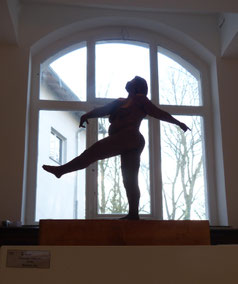 Skulptur einer korpulenten Dame von Katharina Joos in der Ruhr Gallery Mülheim Germany