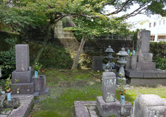 右が西郷菊次郎家、左が松子の墓