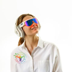 dame avec les lunettes psio 3.0 blanc et casque reducteur de bruit actif psio