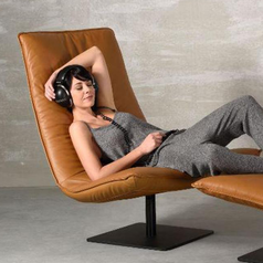 INDERA, SESSEL, RELAX, WOHNZIMMER, MÖBEL, FRAU HÖRT MUSIK