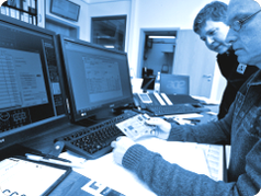 Mitarbeiter am PC mit CAD-Layout zur Bestückungsoptimierung
