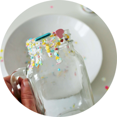 Bild: Milkshake Rezept als Funfetti-Streusel-Freakshake mit Früchten wie Erdbeeren, Banane oder Heidelbeeren ganz einfach die Party, den Geburtstag, die Einschulung und jeden Anlass zum feiern mixen! // gefunden auf dem Kreativblog Partystories.de