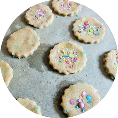 Bild: Funfetti Cookies Rezept – so einfach und mit nur 4 Zutaten ganz schnell bunte Streusel Kekse samt Drip für die Party, einen Kindergeburtstag, die Einschulung oder für den Sweettable bzw. eine Candybar backen // Kreativblog Partystories.de