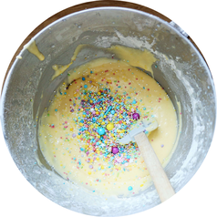Bild: Funfetti Ruehrkuchen Rezept // So einfach einen bunten Kuchen mit Streuseln backen – perfekt zur Einschulung, den Kindergeburtstag, oder eine bunte Funfetti-Konfetti Party // Rezept & Fotos vom Kreativblog Partystories.de Düsseldorf // #Kuchenrezept