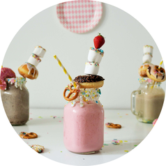 Bild: Milkshake Rezept als Funfetti-Streusel-Freakshake mit Früchten wie Erdbeeren, Banane oder Heidelbeeren ganz einfach die Party, den Geburtstag, die Einschulung und jeden Anlass zum feiern mixen! // gefunden auf dem Kreativblog Partystories.de