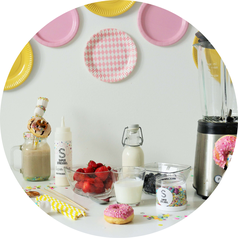 Bild: Milkshake Rezept als Funfetti-Streusel-Freakshake mit Früchten wie Erdbeeren, Banane oder Heidelbeeren ganz einfach die Party, den Geburtstag, die Einschulung und jeden Anlass zum feiern mixen! // gefunden auf dem Kreativblog Partystories.de
