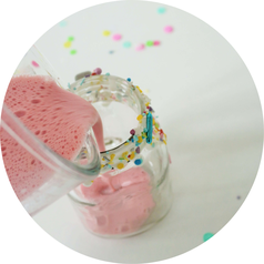 Bild: Milkshake Rezept als Funfetti-Streusel-Freakshake mit Früchten wie Erdbeeren, Banane oder Heidelbeeren ganz einfach die Party, den Geburtstag, die Einschulung und jeden Anlass zum feiern mixen! // gefunden auf dem Kreativblog Partystories.de