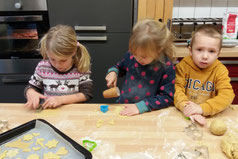 In der Weihnachtsbäckerei der Kita Schneckenhaus in Zühlsdorf