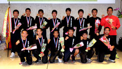八重山地区初優勝の快挙を達成した男子大浜中学校=新石垣空港