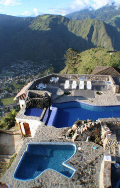 Schöne Hotels in Baños bei ECUADORline Hängematte auf der Terrasse und Blick ins Tal Hotel Luna Volcan, hoch über Baños die Seele baumeln lassen