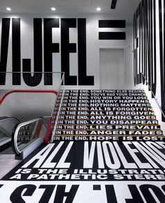 Installation von Barbara Kruger im Stedelijk