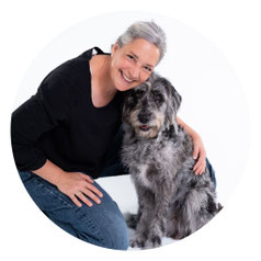 Bärbel Aab mit ihrer Hündin Straciatella