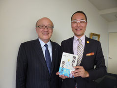 澁谷耕一先生の新刊「視点を変える」と記念撮影(リッキービジネスソリューション㈱にて)