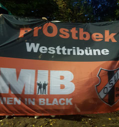Die Fans präsentierten ihre neue Zaunfahne. Foto: Reß