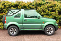 Suzuki Jimny verde con una cappotta in tessuto alpaca