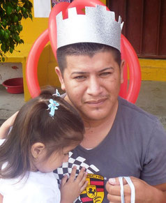El "padre símbolo" de la escuela pública inicial "Luz Sánchez Cedeño". Manta, Ecuador.