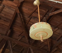 Ein antiker Glaslampenschirm hängt an der Decke