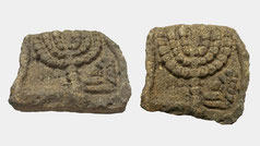 Altes gemeißeltes Kalkstein Relief mit Menorah aus Judäa 100 v. Chr. - 100 n. Chr.