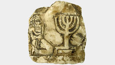 Kalkstein-Fragment Menora engraviert Priester siebenarmiger Leuchter, Patina, 2.-3. Jahrhundert