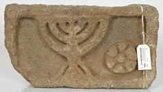 Kalkstein-Relief, Menora Judäa 1. Jahrhundert