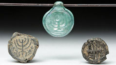 Antike römische Glas- & Bleiperlen mit sieben armigen Menoras