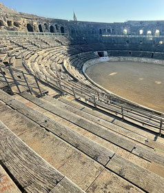L'AMPHITHÉÂTRE de NÎMES dictée cm1 vue intérieure