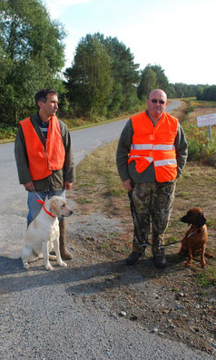 Deux conducteurs avec leurs chiens de sang ( Labrador et Rouge de Bavière)