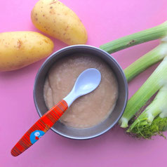 Kartoffeln, Fenchel, Schale mit Babybrei und Kinderlöffel auf rosa Hintergund