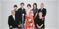 和装姿で家族結婚写真
