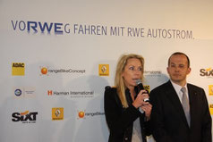 Carolin Reichert, Leiterin E-Mobility bei der RWE Effizienz GmbH, und Achim Schaible, Vorstandsvorsitzender der Renault Deutschland AG