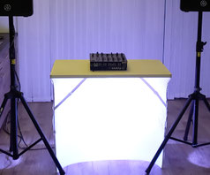Dj Tisch mit Husse Weiss ausleihen