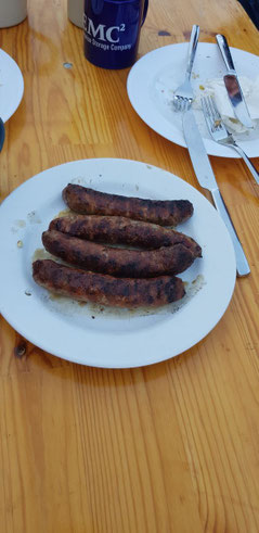 Ein Foto des Inhaltes der geöffneten Tiefkühltruhe. Zu sehen ist eine Packung mit Kartoffeltaschen und eine mit Wassereis. 