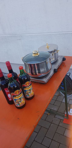 Ein Foto des Inhaltes der geöffneten Tiefkühltruhe. Zu sehen ist eine Packung mit Kartoffeltaschen und eine mit Wassereis. 