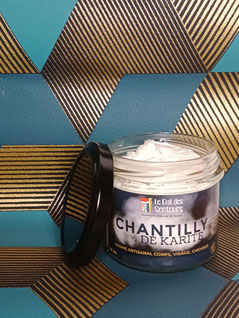 Cette chantilly de karité est un baume émollient pour le corps, le visage, les cheveux. Elle adoucie votre peau, la nourrie et la protège au quotidien.