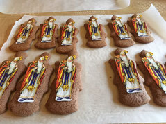 Saint Nicolas, le 6 décembre, apporte toujours des pains d'épices à son effigie aux enfants sages ; mais il en manque un... un coup du Père Fouettard ?!