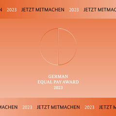 Das Logo des German Equal Pay Awards vor orangenem Hintergrund. In zwei Bannern - oben und unten - steht "2023" und "Jetzt mitmachen".