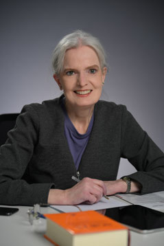 RAin Schörnig mit Gesetzestext und Laptop