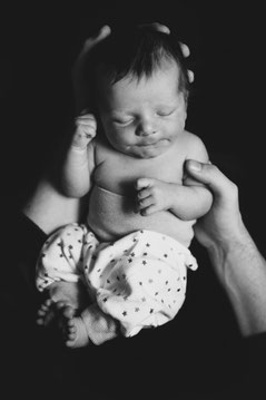 Newborn Fotografie Calw schlafendes Baby natürliche Babyfotos