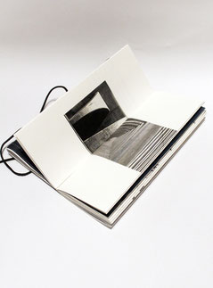 apollo-artemis, mode, design, nachhaltig, handgemacht, kunstwerk, booklet, gefaltet, stimmung, atmosphäre, beton, wände, licht, schatten, surreal