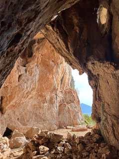 Unzählige Höhlen gilt es entlang dem Felsriegel zu entdecken.