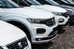 Weiße Autos in Reihe geparkt