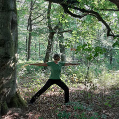 Nicole Bangel übt die Heldenhaltung unter einer mächtigen Buche im Wald.