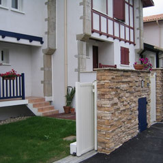 Sliding gate motorised with AKIA wheeled automation equipment