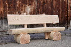Sitzbank aus Lärchen-Rundholz mit Lehne, handgefertigte Gartenbank für Garten, Terrasse oder Sitzplatz.