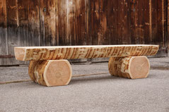 Sitzbank aus Lärchen-Rundholz, handgefertigte Holzbank für Garten, Terrasse oder Sitzplatz.