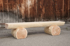 Sitzbank aus Lärchen-Rundholz, handgefertigte Holzbank für Garten, Terrasse oder Sitzplatz.