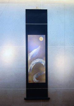 絵画の回りの部分は、上品な藍色です
