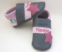 Krabbelschuhe mit Sternen schlamm / altrosa, personalisiert mit Namen 