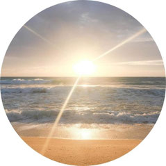 Sanfter Sonnenaufgang über dem Meer – Symbol für Neubeginn, Klarheit und innere Ruhe.